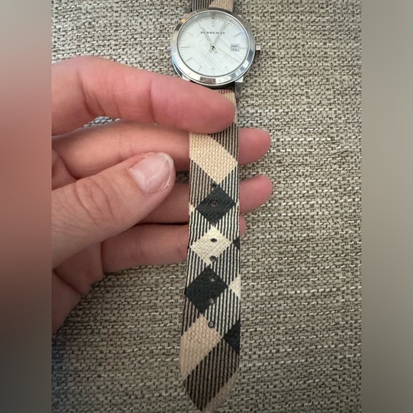 Burberry Heritage Nova Check 38mm Women's Watch - Authentic. - Picture 9 of 15